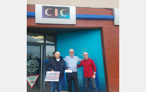 Le CIC de Sigean remet un chèque à nos représentants